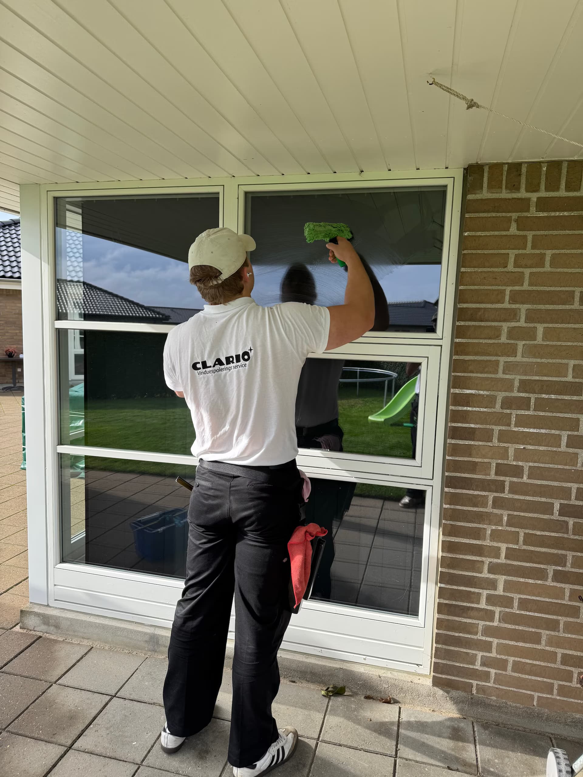 Grundig professionel vinduespudsning med fokus på detaljer