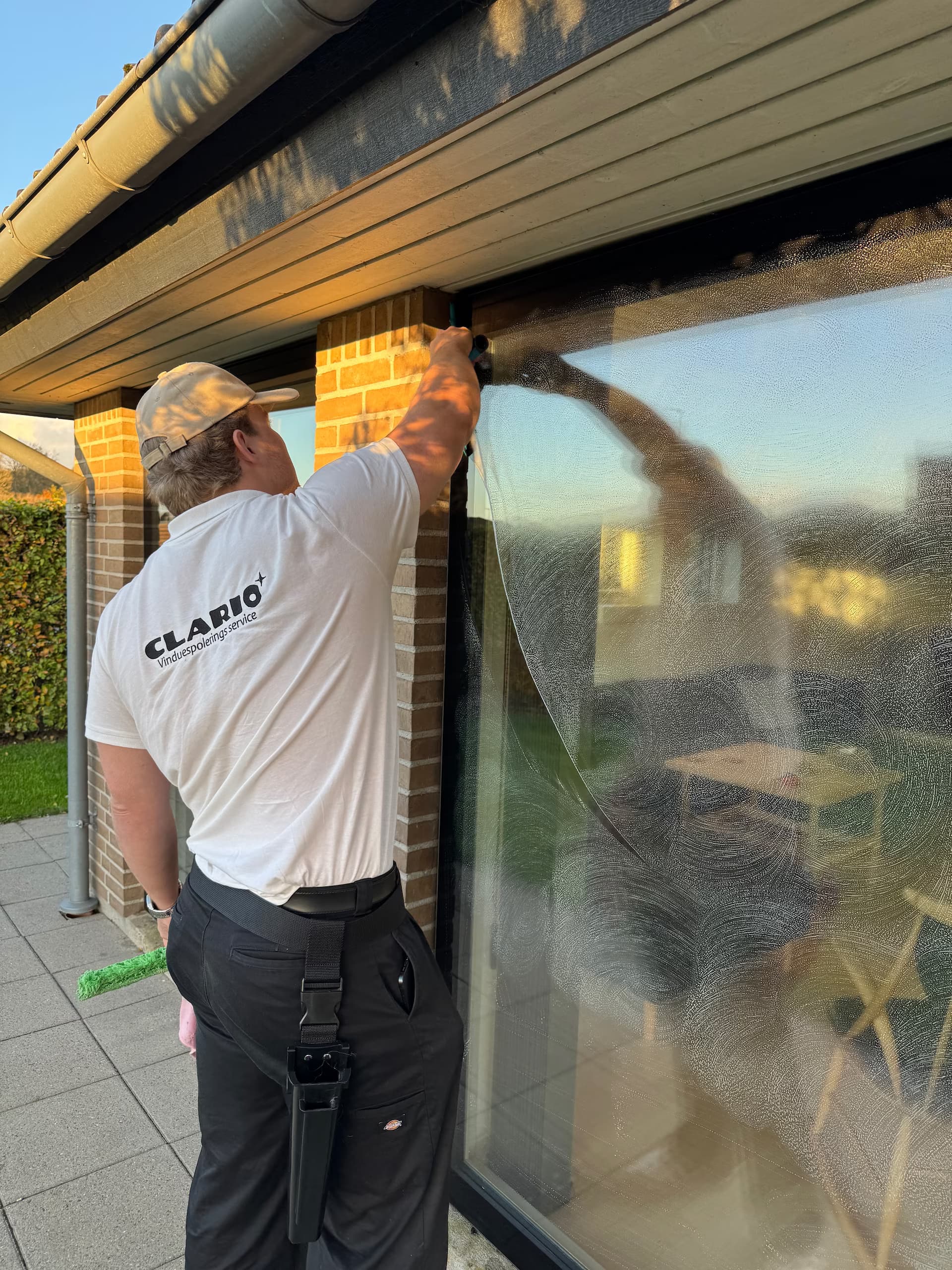 Traditionel håndpudsning af vinduer - tæt på arbejdet