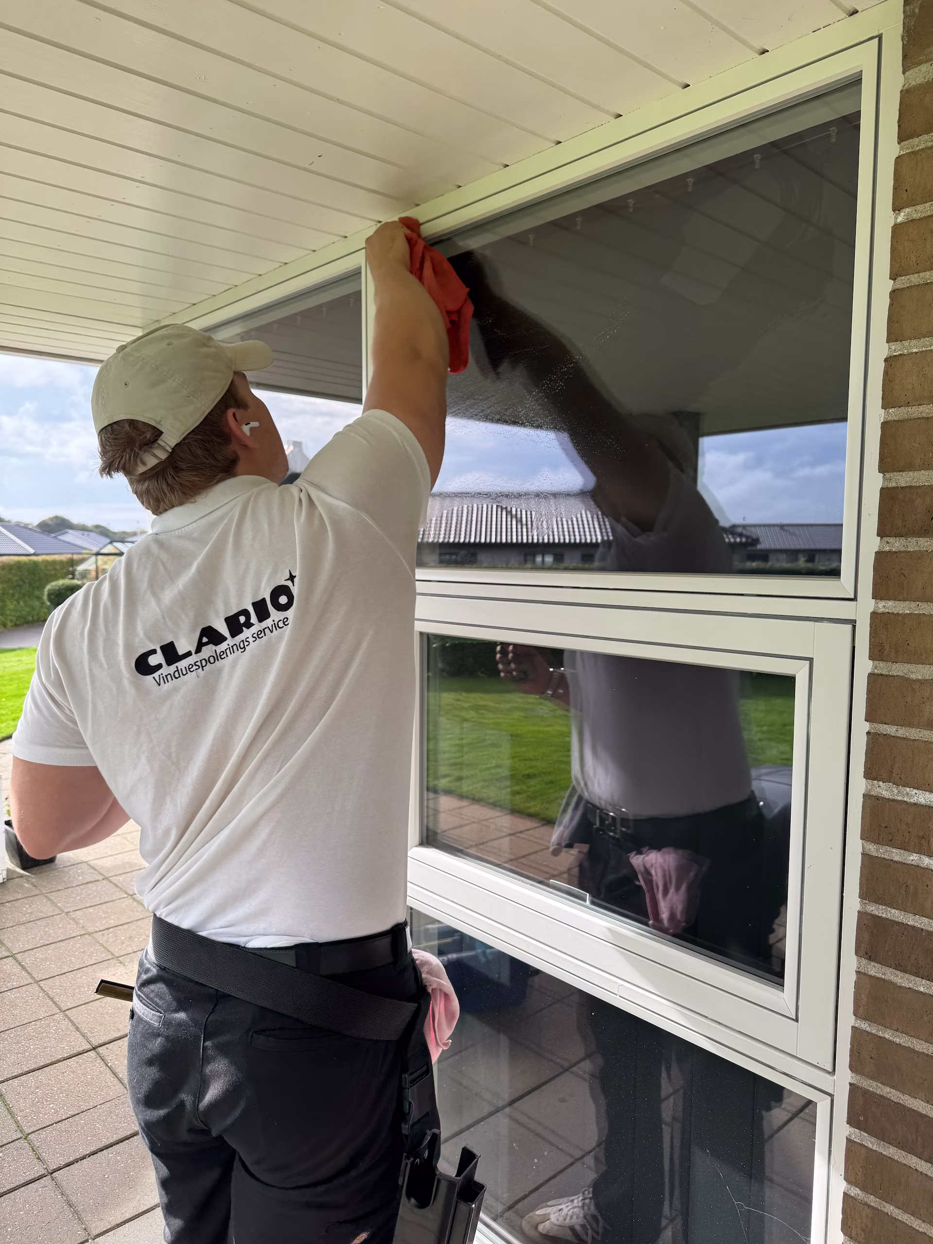 Detaljeret karmeaftørring af vinduer i Vejen