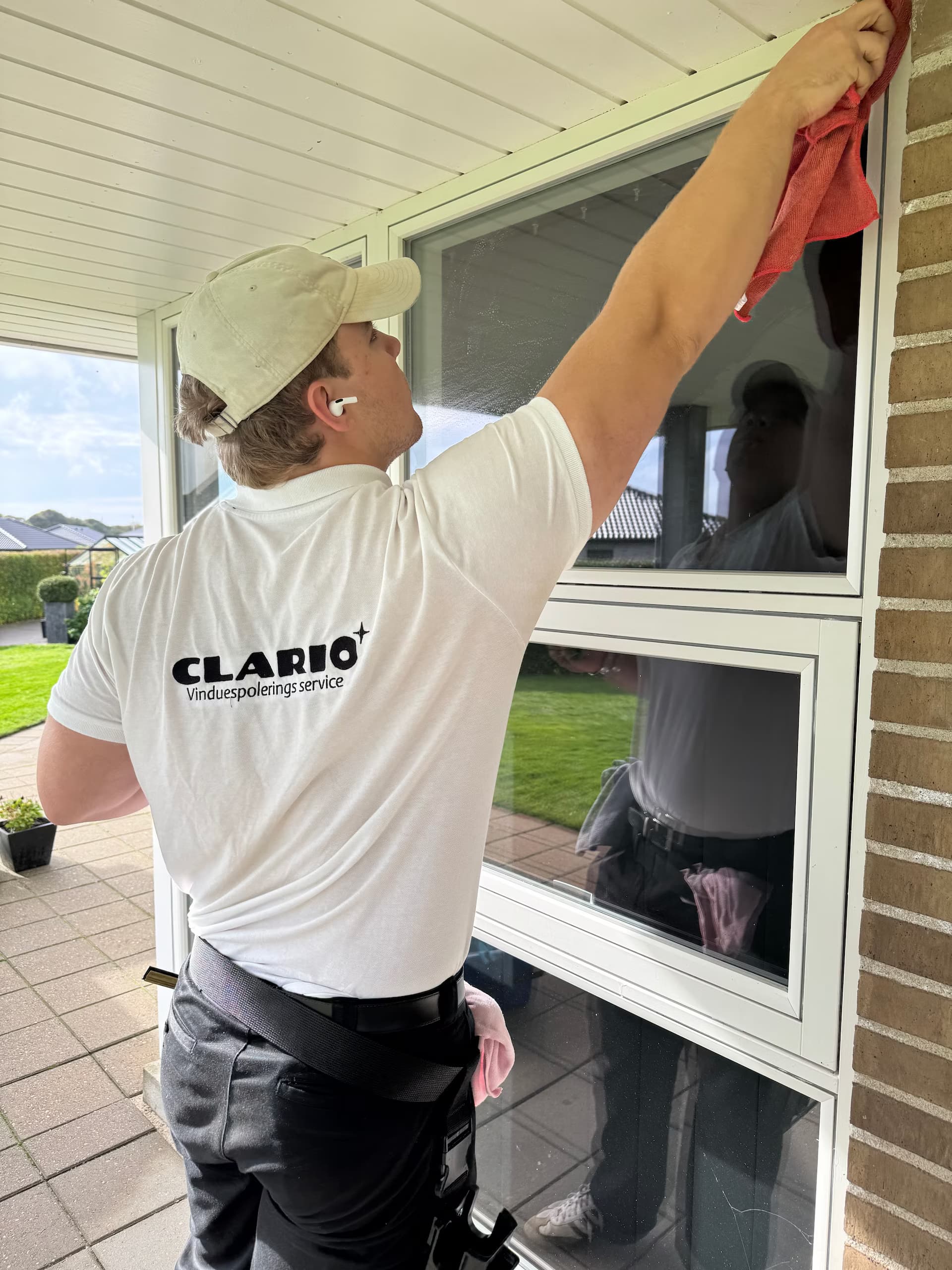Professionel vinduespudser pudser vindueskarme grundigt